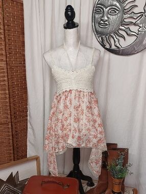 Crochet Bodice Floral High-Low Tanktop Cream and Coral XS